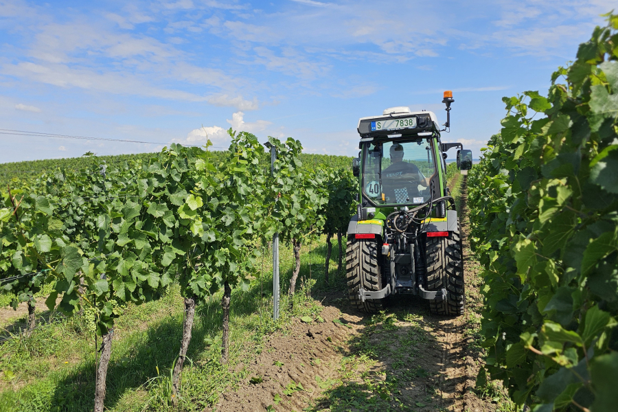Fendt e107 V Vario při práci ve vinici